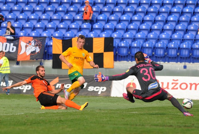 Darko Tofiloski aims to make a save; photo: profutbal.sk